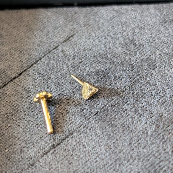 ***SOLD*** Maria Tash YG Invisible Set Triangle Diamond Threaded Earring 3mm - Picture 6 of 9